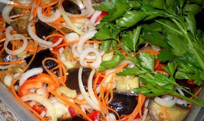 Баклажаны по‑корейски с помидорами и болгарским перцем