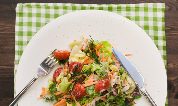 Легкий салат с йогуртовым соусом