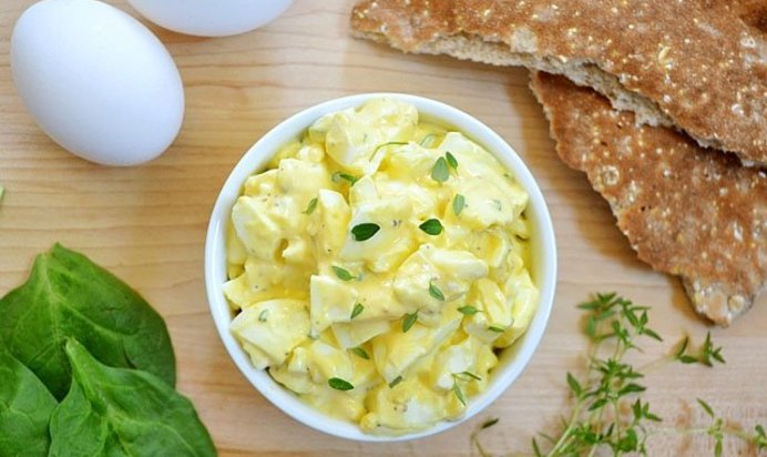 Салат с кальмарами и яйцом