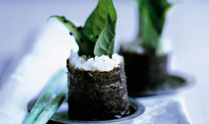 Суши с салатом из водорослей