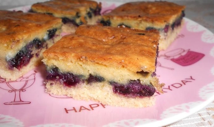 Оригинальная шарлотка с черникой