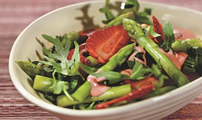 Салат из руколы с клубникой