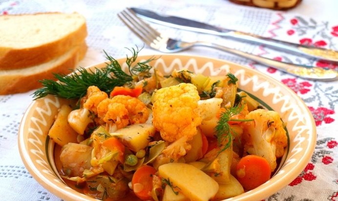 Овощное рагу с цветной капустой и стручковым горошком