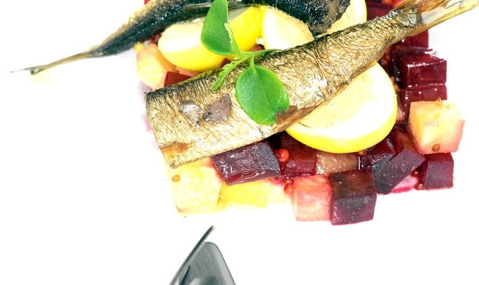 Салат со шпротами, перепелиными яйцами и корнеплодами