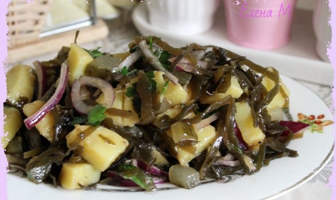 Теплый картофельный салат с морской капустой
