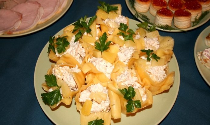 Салат с ананасом и чесноком