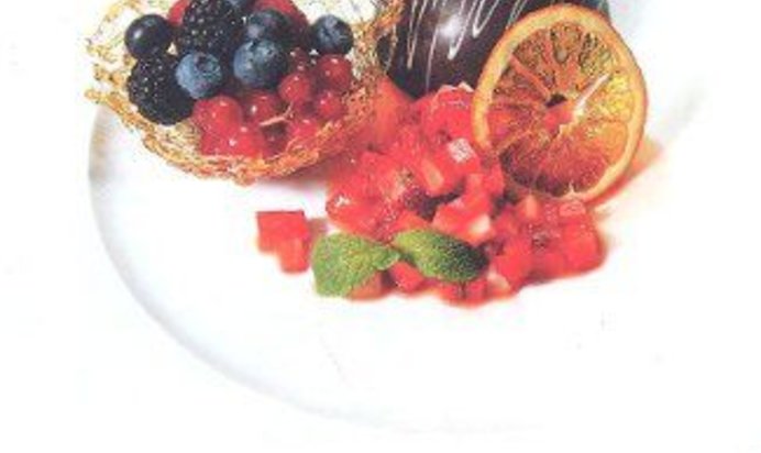 Шоколадный десерт с ассорти из свежих ягод и тартаром из клубники