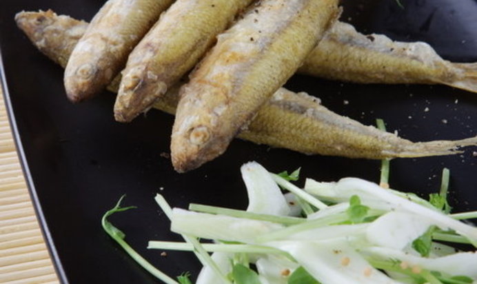 Жареная корюшка с салатом из фенхеля