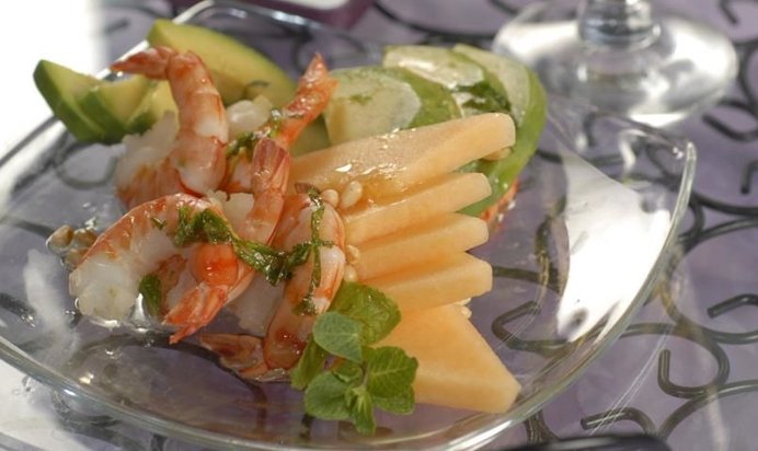 Салат из дыни, авокадо и креветок