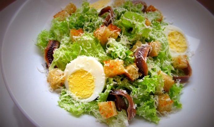 Салат с анчоусами