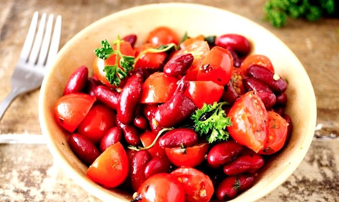Салат с красной фасолью и помидорами