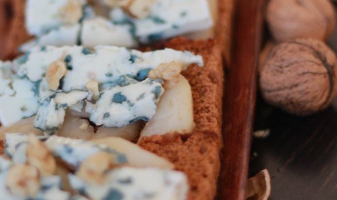 Брускетта с грушей и сыром рокфор