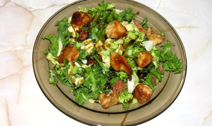 Теплый салат с курицей, авокадо и грейпфрутом