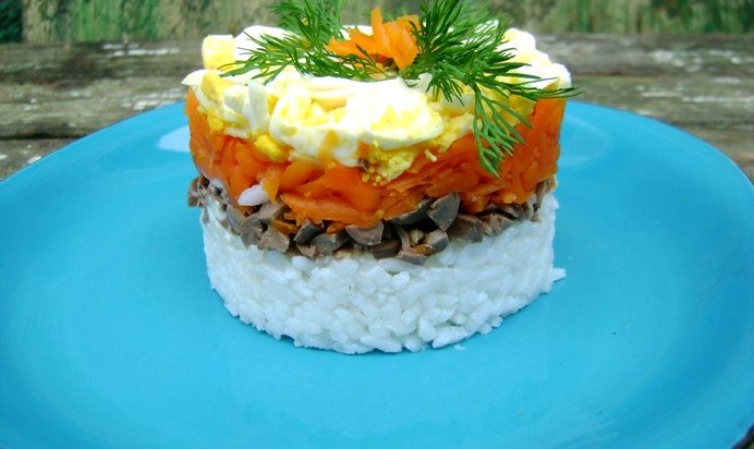 Слоеный салат с куриными сердечками