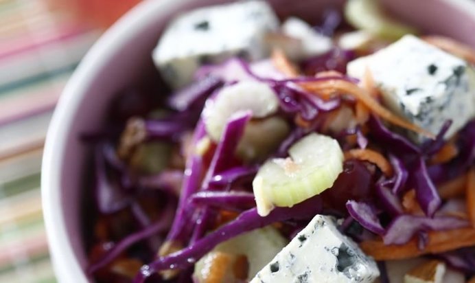 Салат из краснокочанной капусты с яблоками, сыром и клюквой