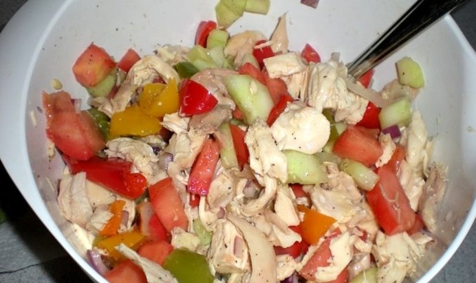 Салат с курицей, перцем и помидорами