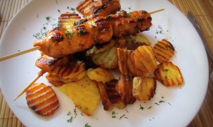 Куриные шашлычки с острым салатом из свежих овощей