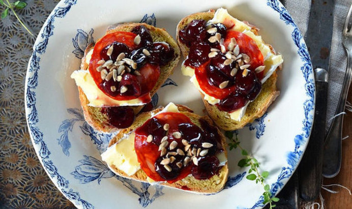 Брускетта с сыром бри и вишней