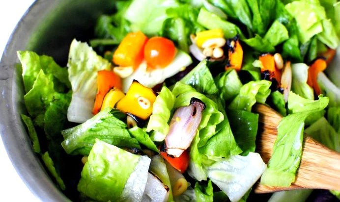 Садовый салат с арахисом