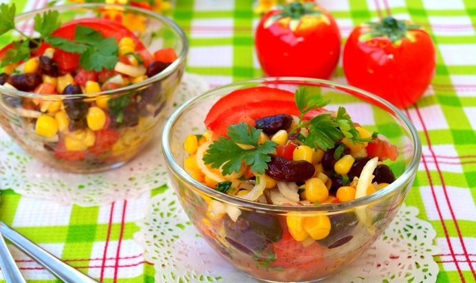 Салат с помидорами, фасолью и кукурузой
