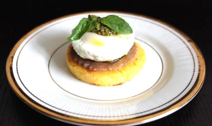 Полента с тунцом, яйцом пашот и соусом песто