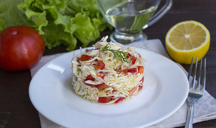 Салат с капустой и помидорами
