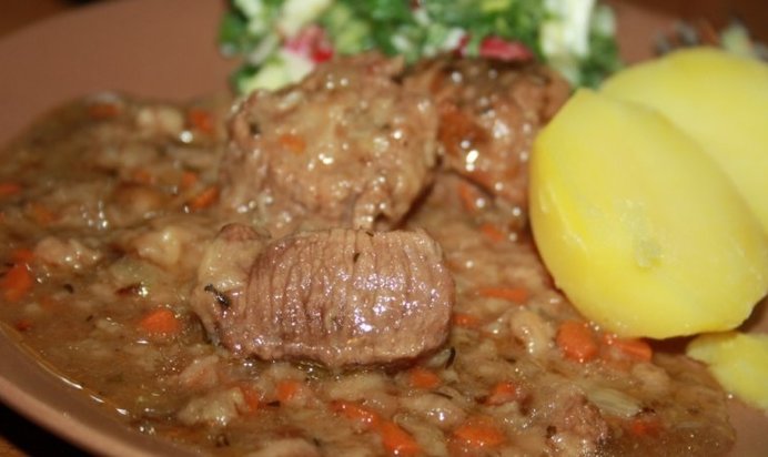 Запеченная говядина в вине и курином бульоне