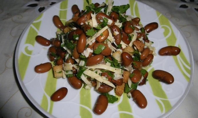 Салат фасоль с сухарями сыром и чесноком