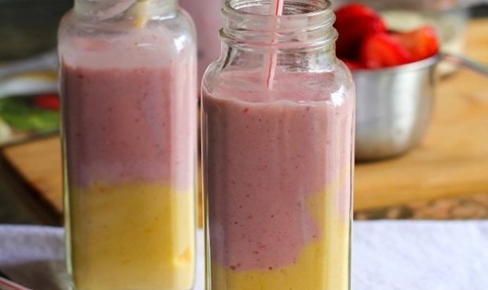 Молочный коктейль с клубникой и манго