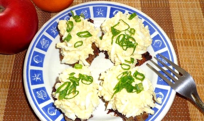 Отбивные с яичным салатом