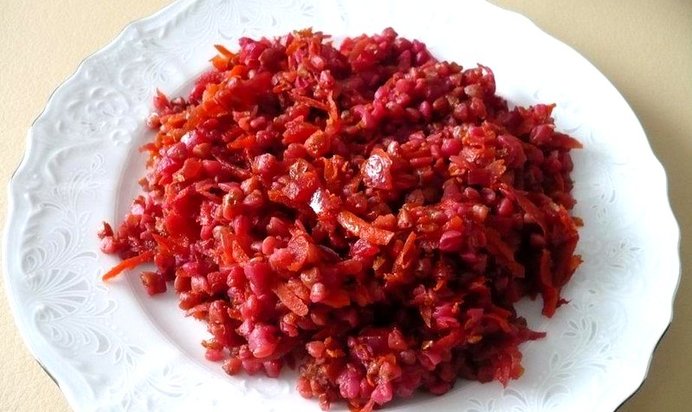 Постная гречка тушеная со свеклой