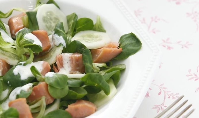 Салат с копченой форелью