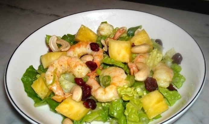 Простой салат с ананасами