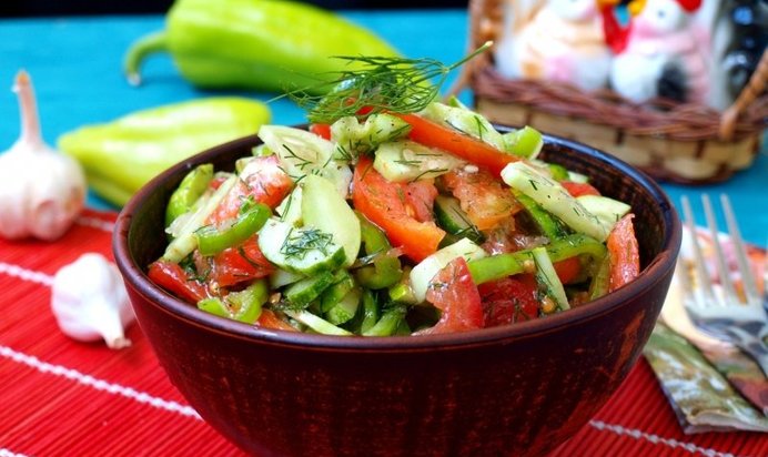Салат из летних овощей с чесноком
