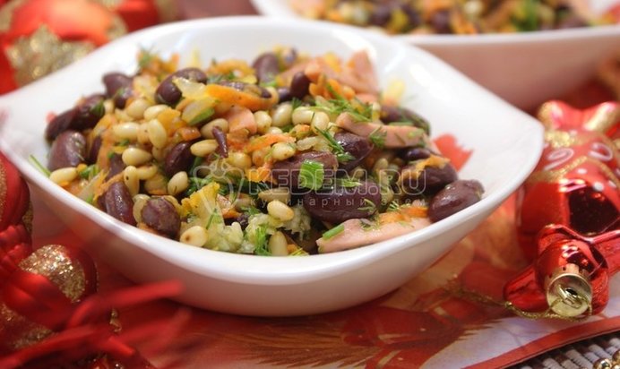 Салат с красной фасолью и кедровыми орешками