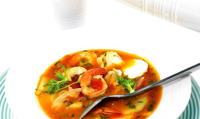 Суп из помидоров, фенхеля, трески и креветок