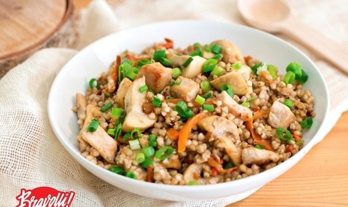 Зеленая гречка со свининой и грибами