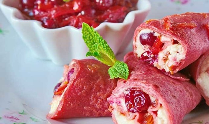 Блины из запеченной свеклы с маскарпоне и клюквой