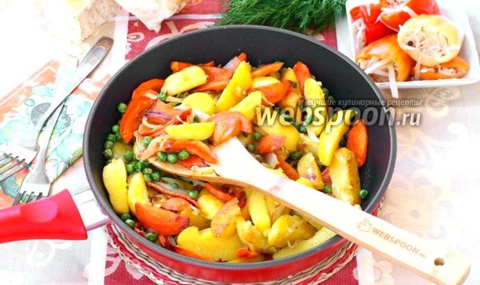 Горячая сковорода с картофелем и овощами