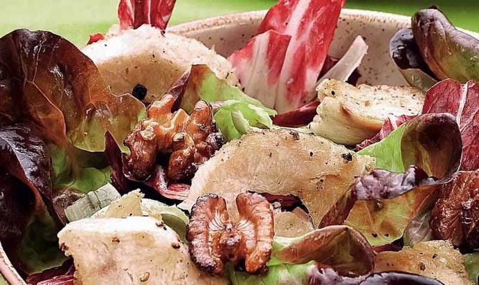 Куриный салат с радиккьо и глазированными грецкими орехами