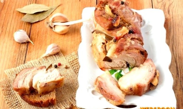 Свиной бочок с чесноком
