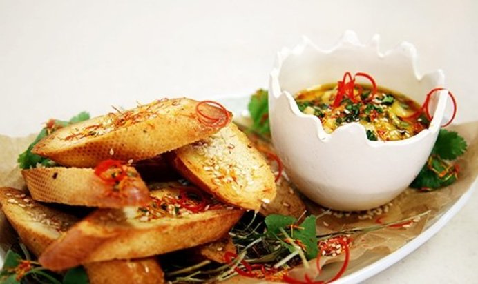 Хумус из чечевицы с гренками и мандариновым соусом