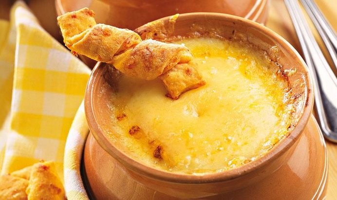 Французский луковый суп с сырными палочками