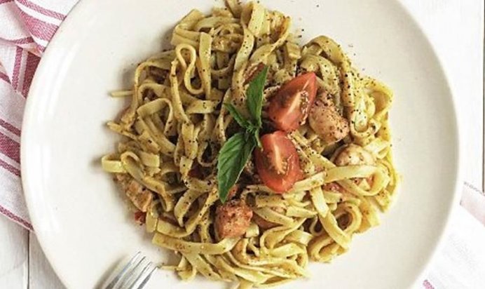 Феттучини с песто и курицей