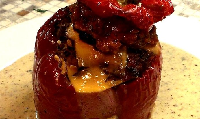 Фаршированный перец с томатным соусом