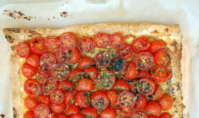 Открытый пирог с помидорами черри, горчицей и маком