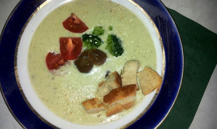 Суп-пюре из брокколи с белой фасолью и чеддером