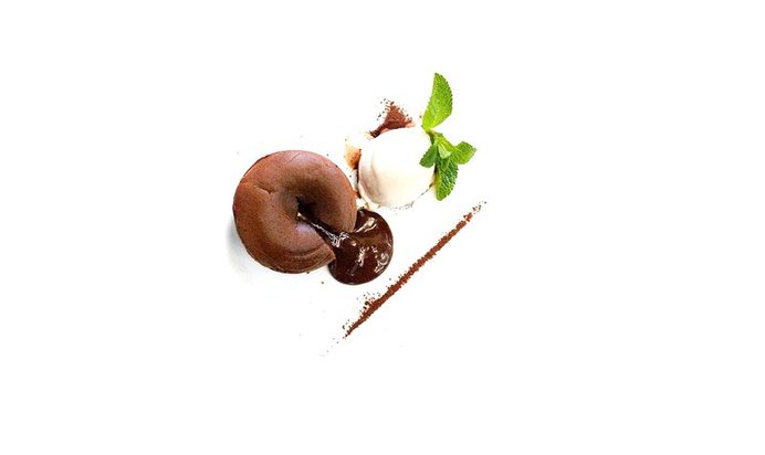 Шоколадный фондан с мороженым из горгонзолы