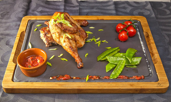 Цыпленок с овощами и соусом