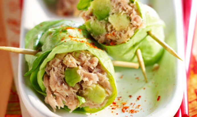 Рулетики из салата латук с тунцом и авокадо